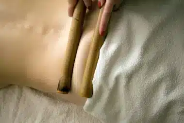 Remodelare corporală cu bețe de bambus